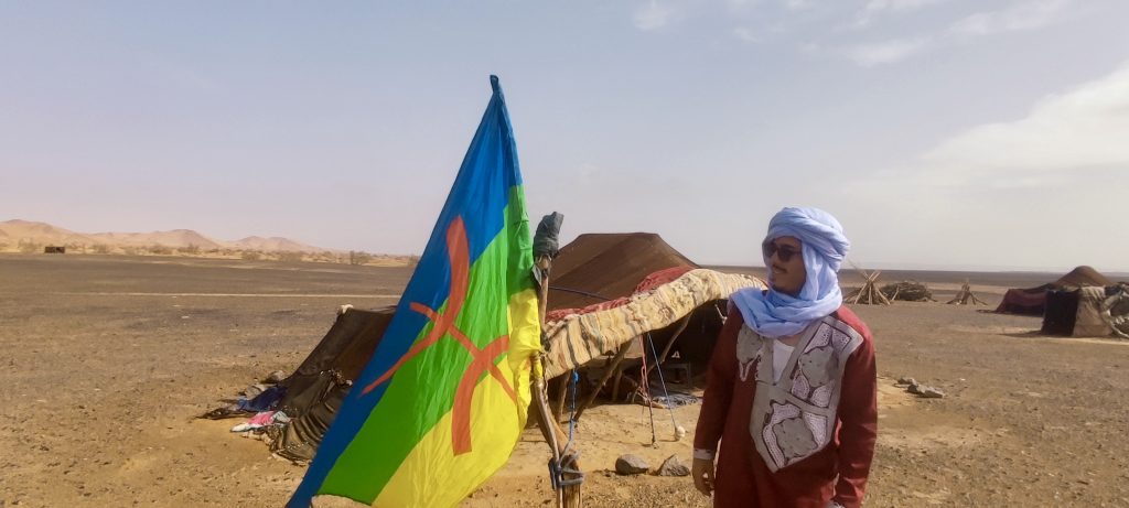 La bandera bereber en el desierto de Merzouga